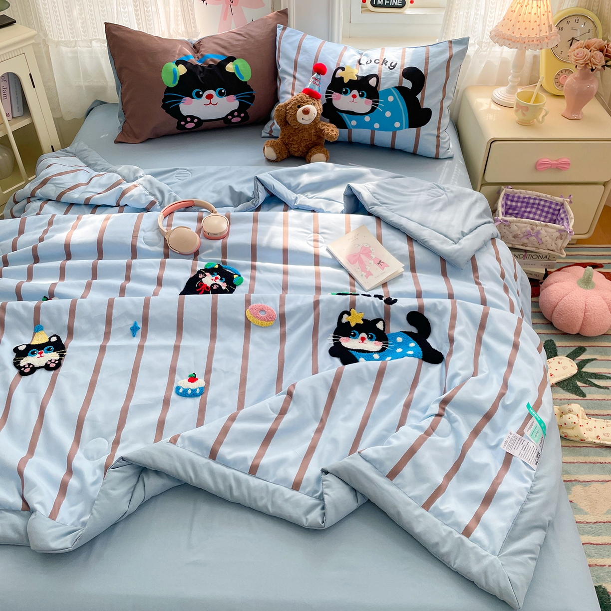 91家纺网 家纺一手货源 找家纺 康纳利 2026新款加厚水洗云朵棉大版毛巾绣夏凉被空调被印花卡通夏被四件套 喵趣派对