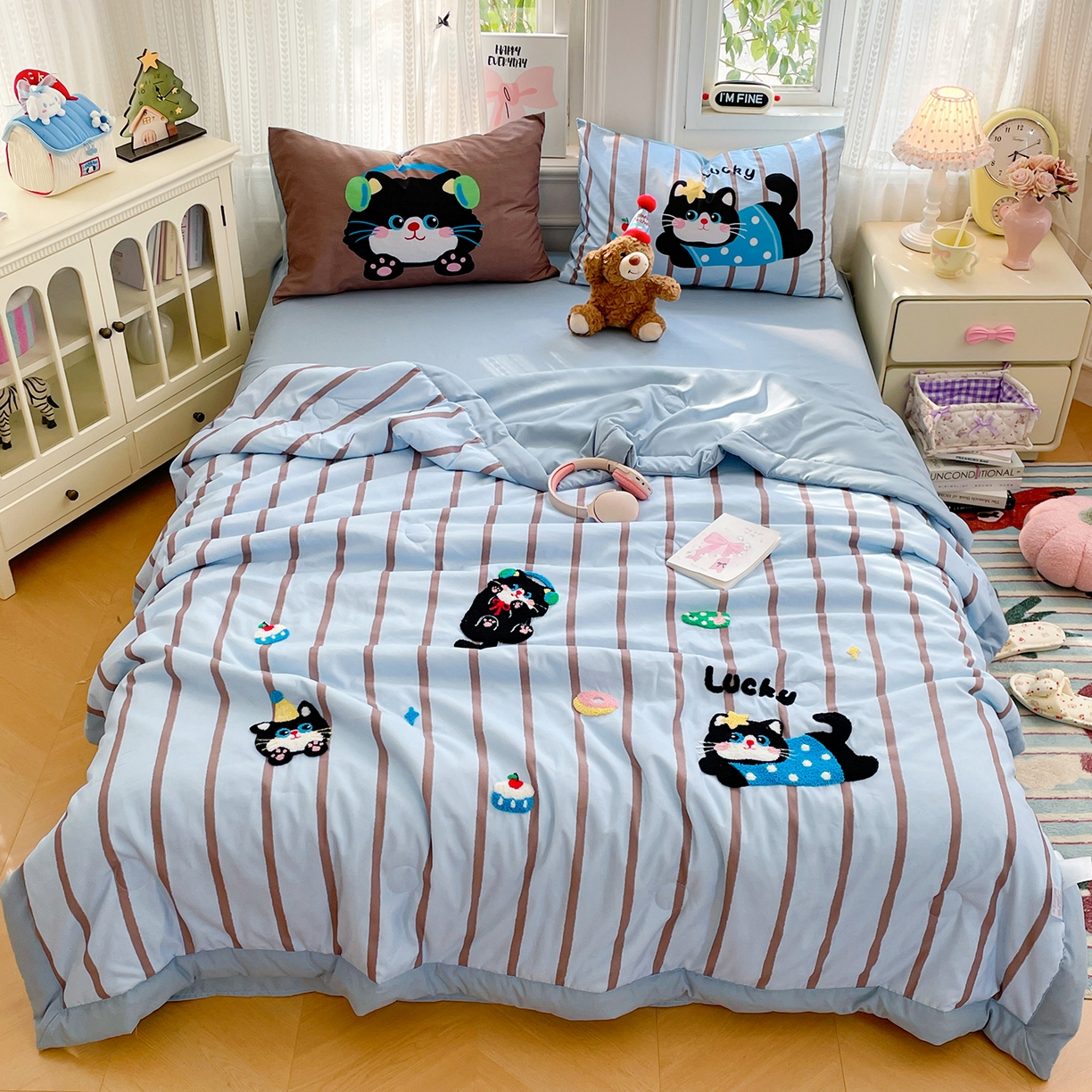 91家纺网 家纺一手货源 找家纺 康纳利 2026新款加厚水洗云朵棉大版毛巾绣夏凉被空调被印花卡通夏被四件套 喵趣派对