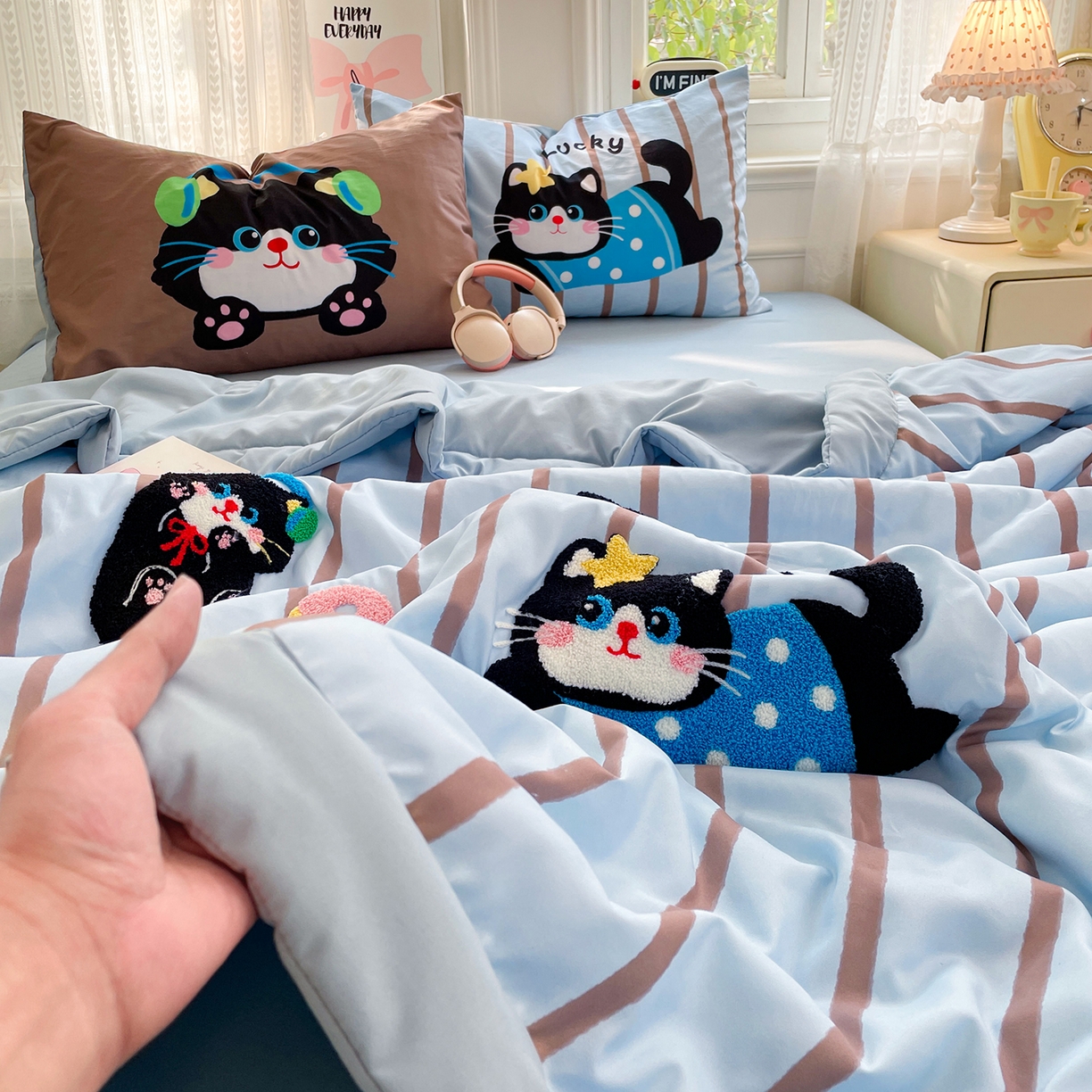 91家纺网 家纺一手货源 找家纺 康纳利 2026新款加厚水洗云朵棉大版毛巾绣夏凉被空调被印花卡通夏被四件套 喵趣派对