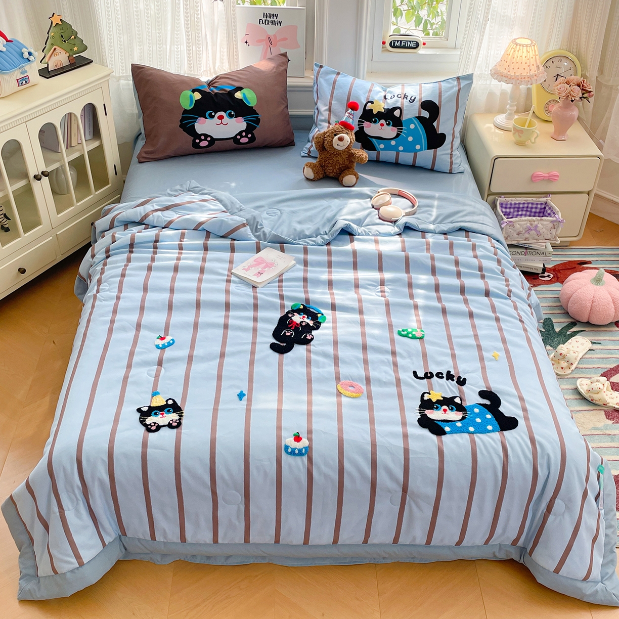 91家纺网 家纺一手货源 找家纺 康纳利 2026新款加厚水洗云朵棉大版毛巾绣夏凉被空调被印花卡通夏被四件套 喵趣派对