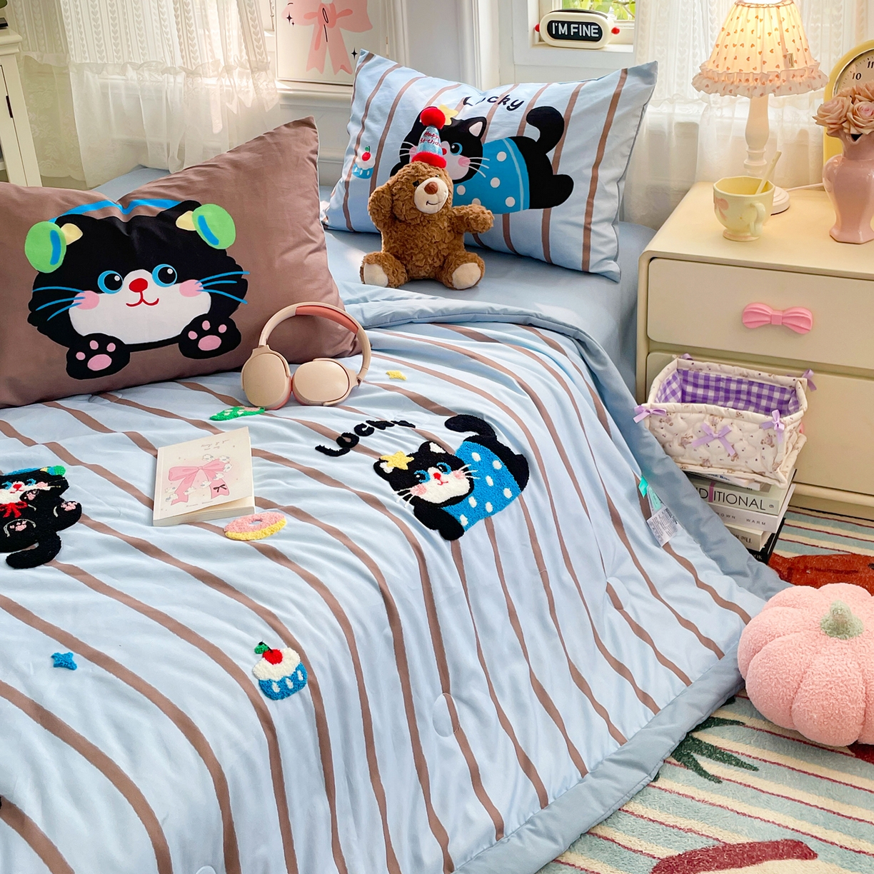 91家纺网 家纺一手货源 找家纺 康纳利 2026新款加厚水洗云朵棉大版毛巾绣夏凉被空调被印花卡通夏被四件套 喵趣派对