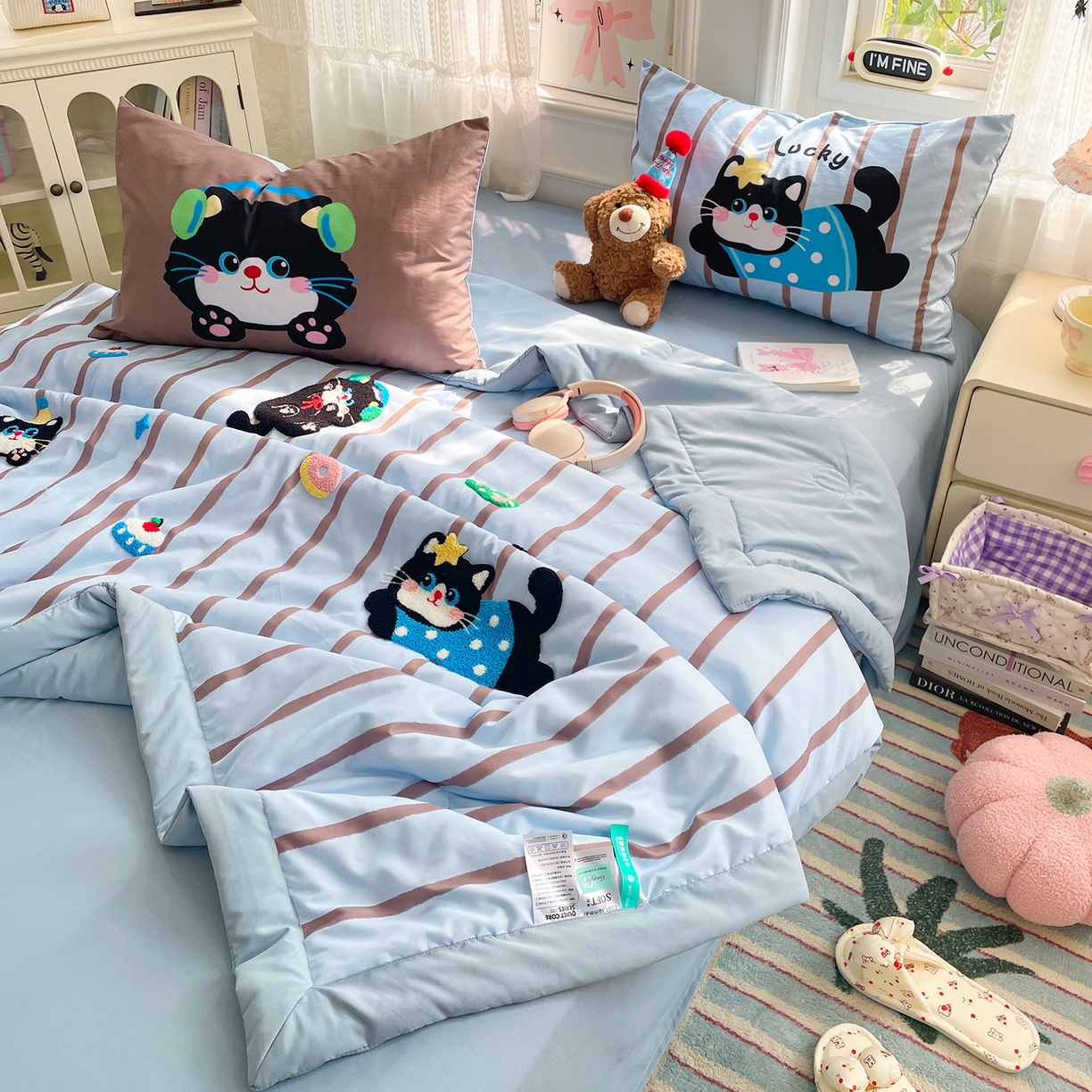 91家纺网 家纺一手货源 找家纺 康纳利 2026新款加厚水洗云朵棉大版毛巾绣夏凉被空调被印花卡通夏被四件套 喵趣派对