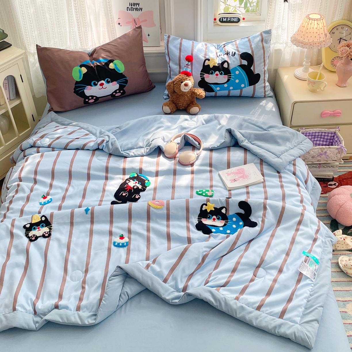 91家纺网 家纺一手货源 找家纺 康纳利 2026新款加厚水洗云朵棉大版毛巾绣夏凉被空调被印花卡通夏被四件套 喵趣派对