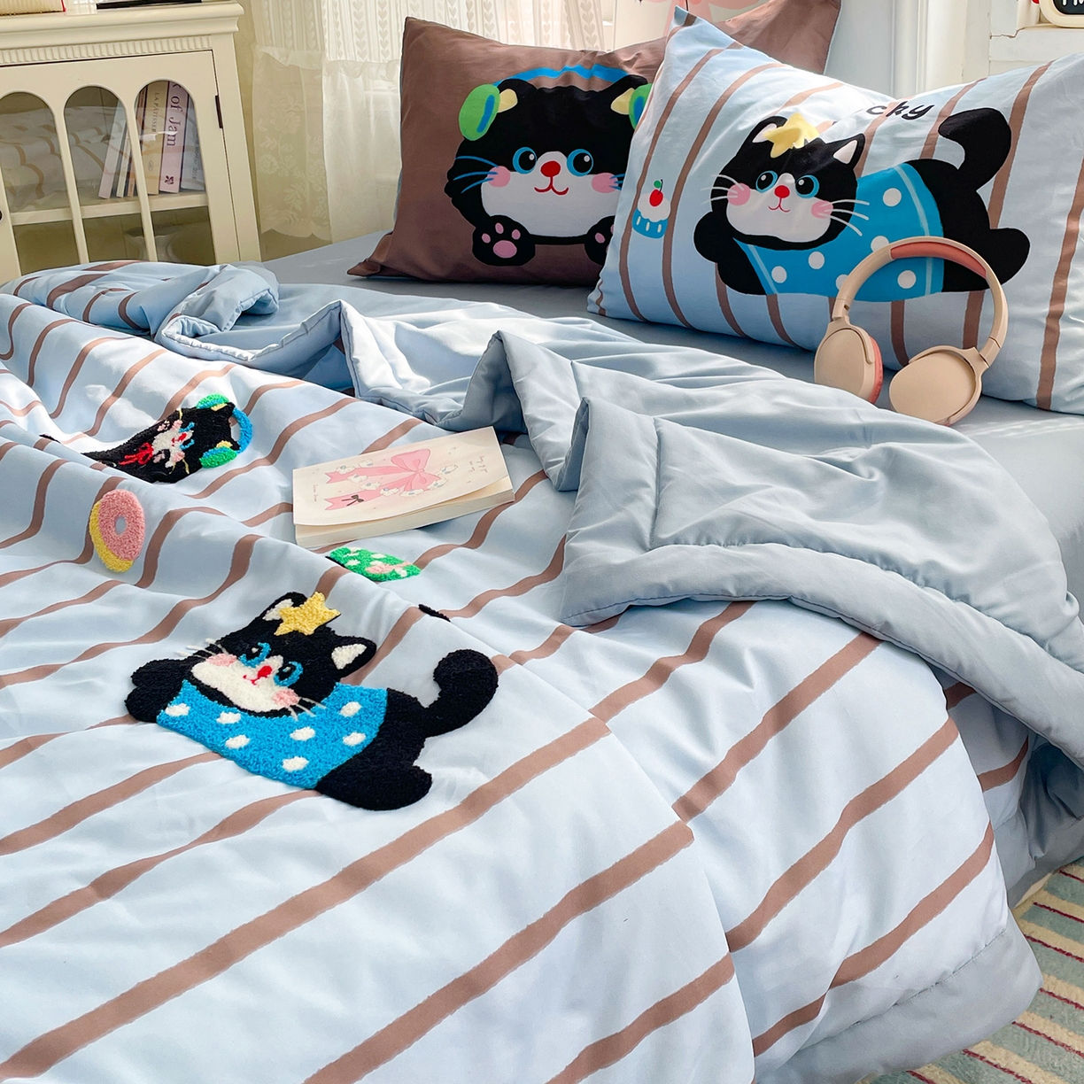 91家纺网 家纺一手货源 找家纺 康纳利 2026新款加厚水洗云朵棉大版毛巾绣夏凉被空调被印花卡通夏被四件套 喵趣派对