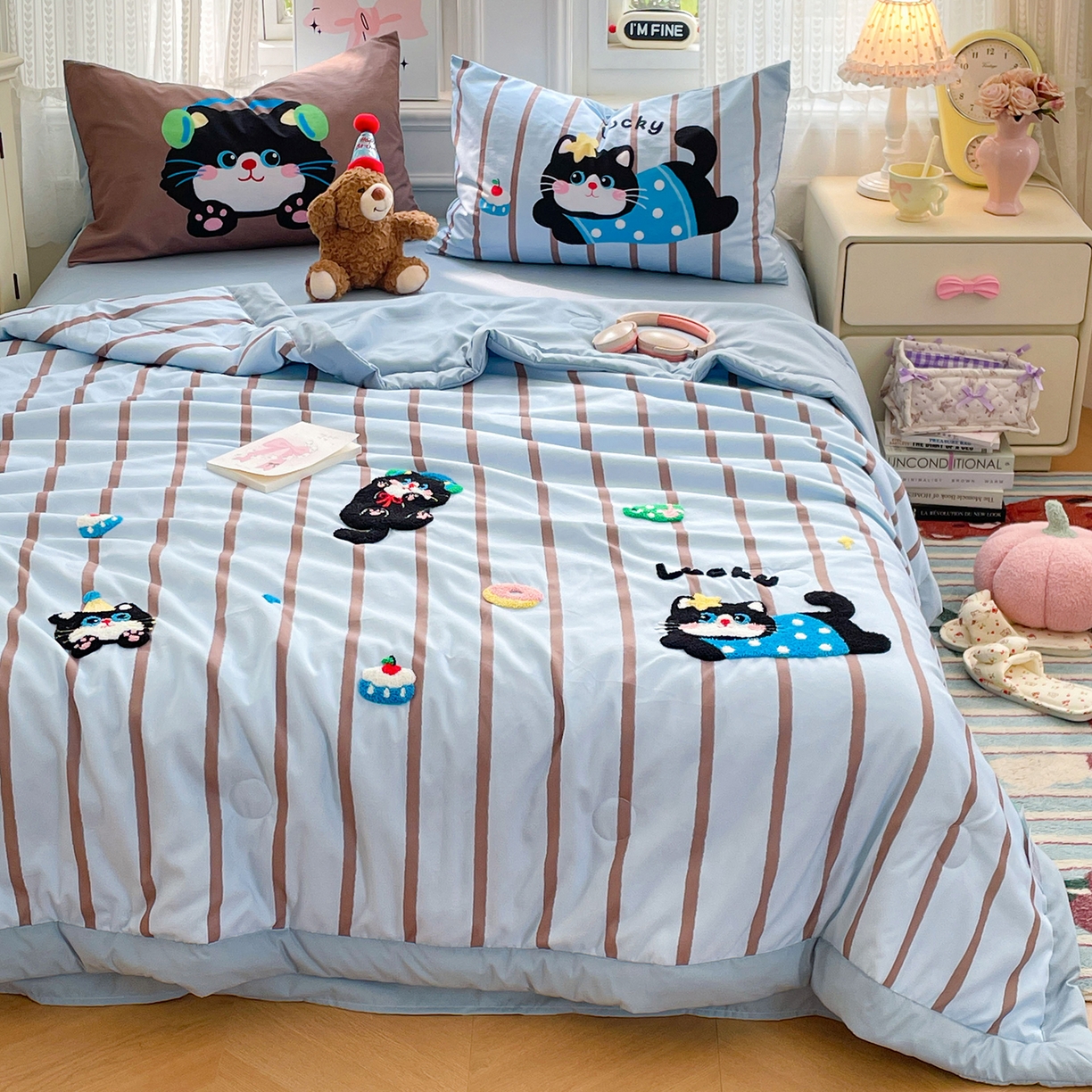 91家纺网 家纺一手货源 找家纺 康纳利 2026新款加厚水洗云朵棉大版毛巾绣夏凉被空调被印花卡通夏被四件套 喵趣派对