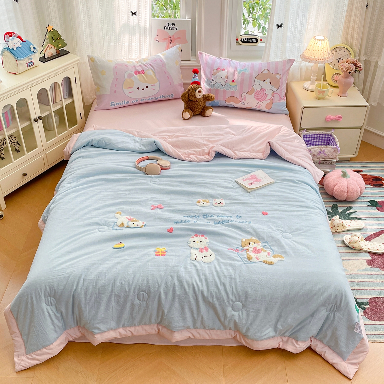 91家纺网 家纺一手货源 找家纺 康纳利 2026新款加厚水洗云朵棉大版毛巾绣夏凉被空调被印花卡通夏被四件套 晚安猫咪