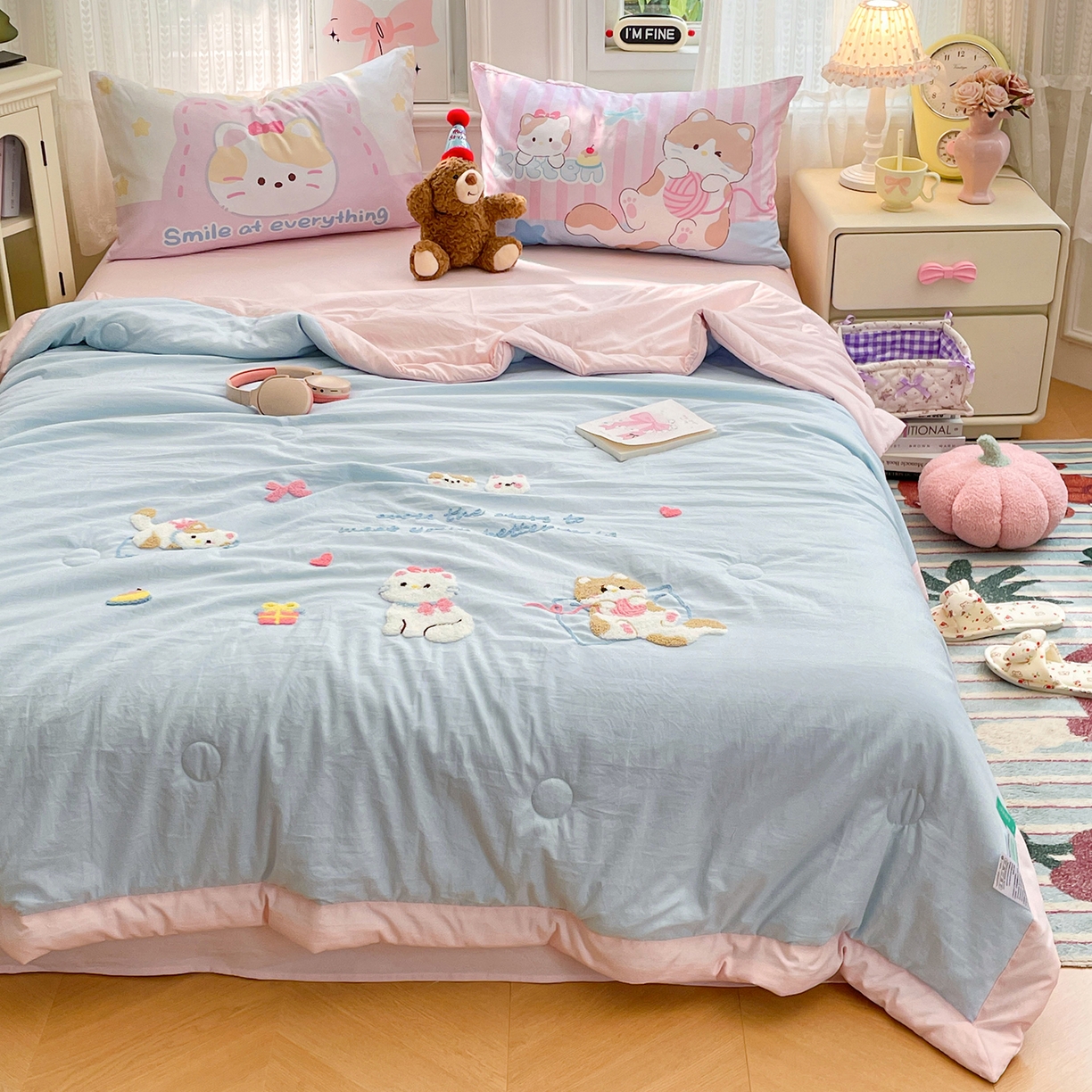 91家纺网 家纺一手货源 找家纺 康纳利 2026新款加厚水洗云朵棉大版毛巾绣夏凉被空调被印花卡通夏被四件套 晚安猫咪