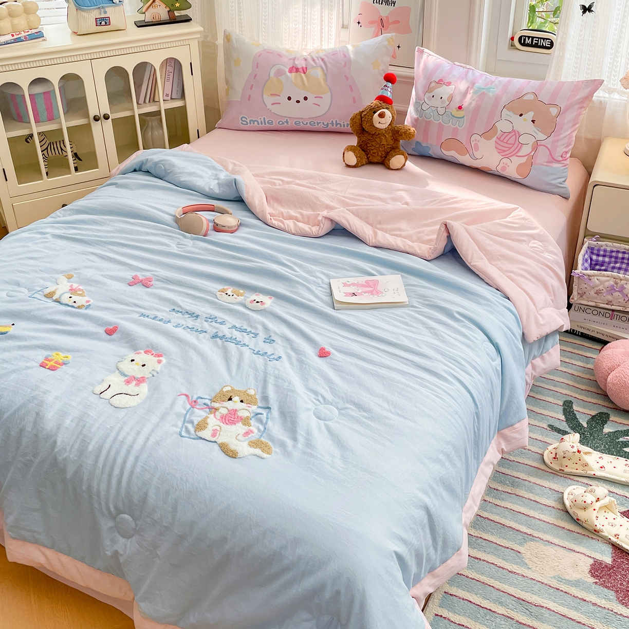 91家纺网 家纺一手货源 找家纺 康纳利 2026新款加厚水洗云朵棉大版毛巾绣夏凉被空调被印花卡通夏被四件套 晚安猫咪