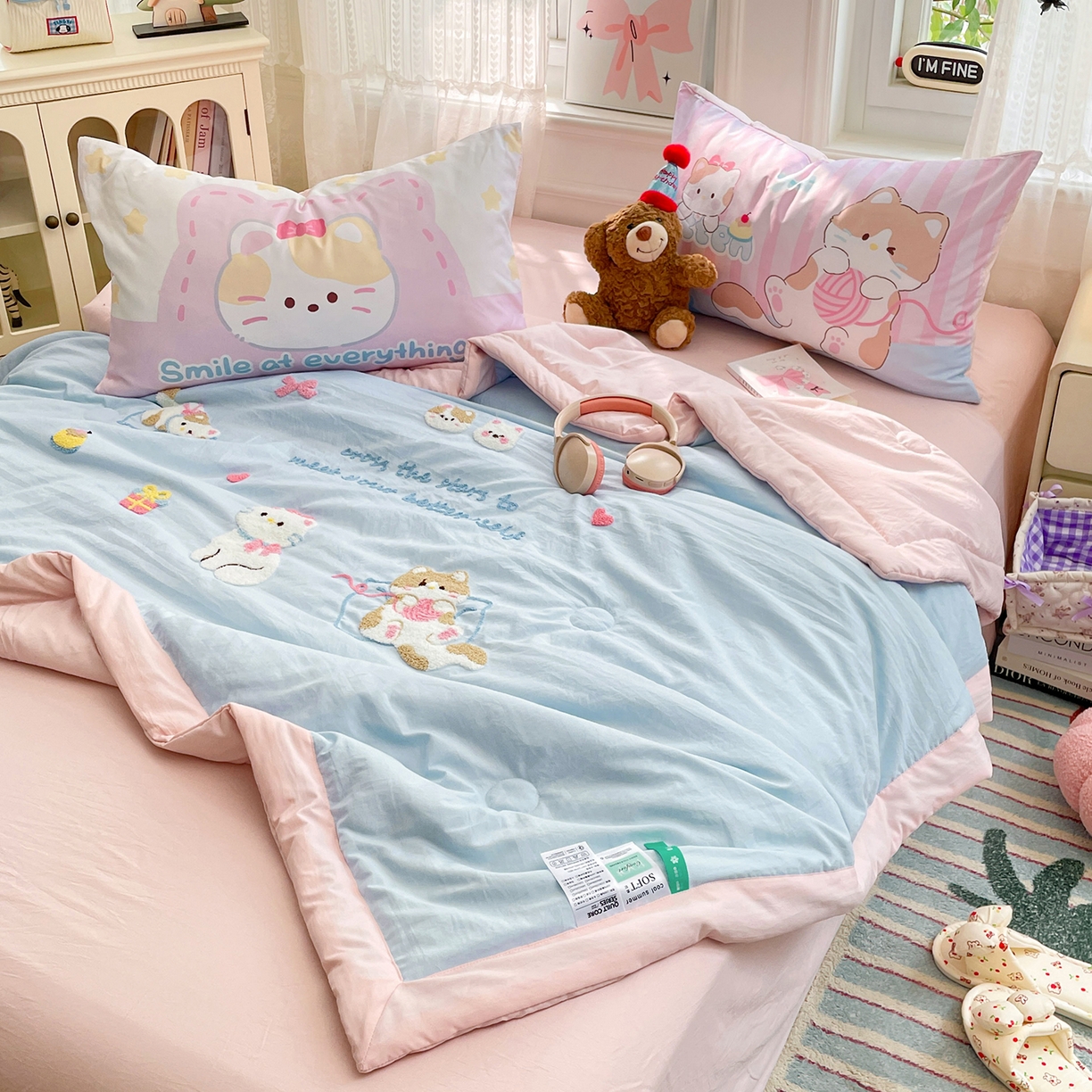 91家纺网 家纺一手货源 找家纺 康纳利 2026新款加厚水洗云朵棉大版毛巾绣夏凉被空调被印花卡通夏被四件套 晚安猫咪