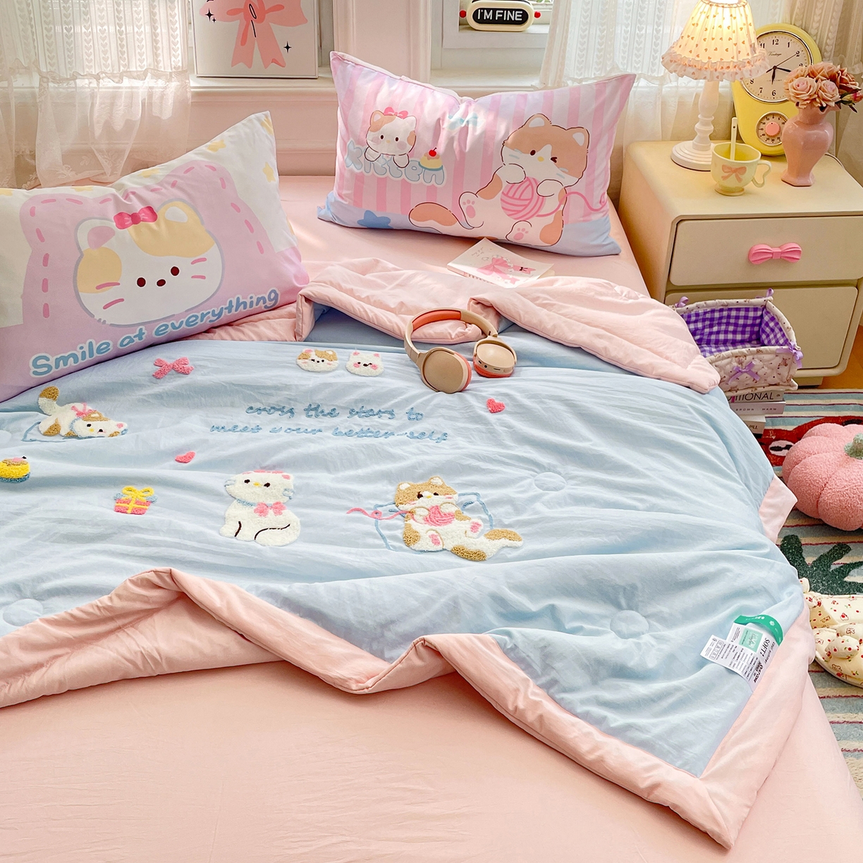 91家纺网 家纺一手货源 找家纺 康纳利 2026新款加厚水洗云朵棉大版毛巾绣夏凉被空调被印花卡通夏被四件套 晚安猫咪