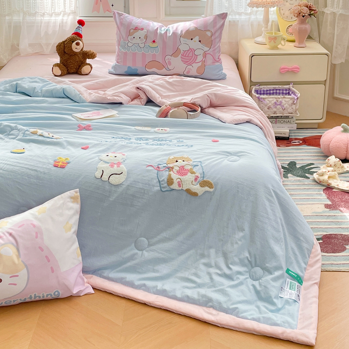 91家纺网 家纺一手货源 找家纺 康纳利 2026新款加厚水洗云朵棉大版毛巾绣夏凉被空调被印花卡通夏被四件套 晚安猫咪