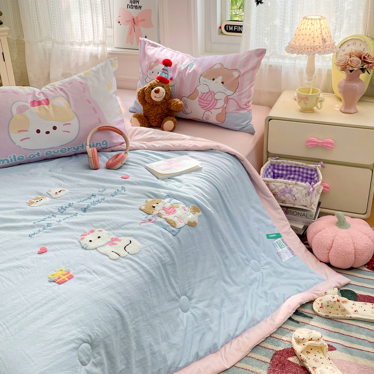 91家纺网 家纺一手货源 找家纺 康纳利 2026新款加厚水洗云朵棉大版毛巾绣夏凉被空调被印花卡通夏被四件套 晚安猫咪