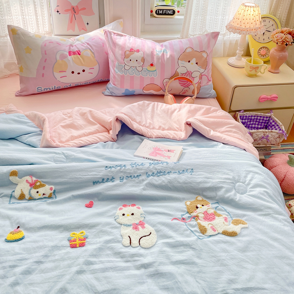 91家纺网 家纺一手货源 找家纺 康纳利 2026新款加厚水洗云朵棉大版毛巾绣夏凉被空调被印花卡通夏被四件套 晚安猫咪