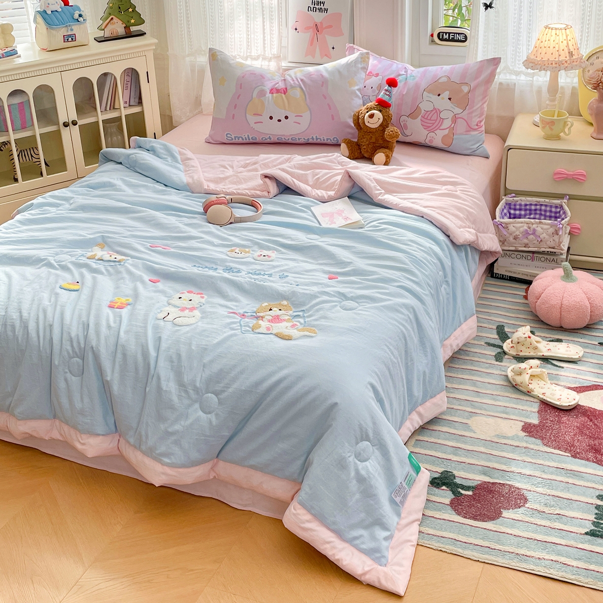 91家纺网 家纺一手货源 找家纺 康纳利 2026新款加厚水洗云朵棉大版毛巾绣夏凉被空调被印花卡通夏被四件套 晚安猫咪