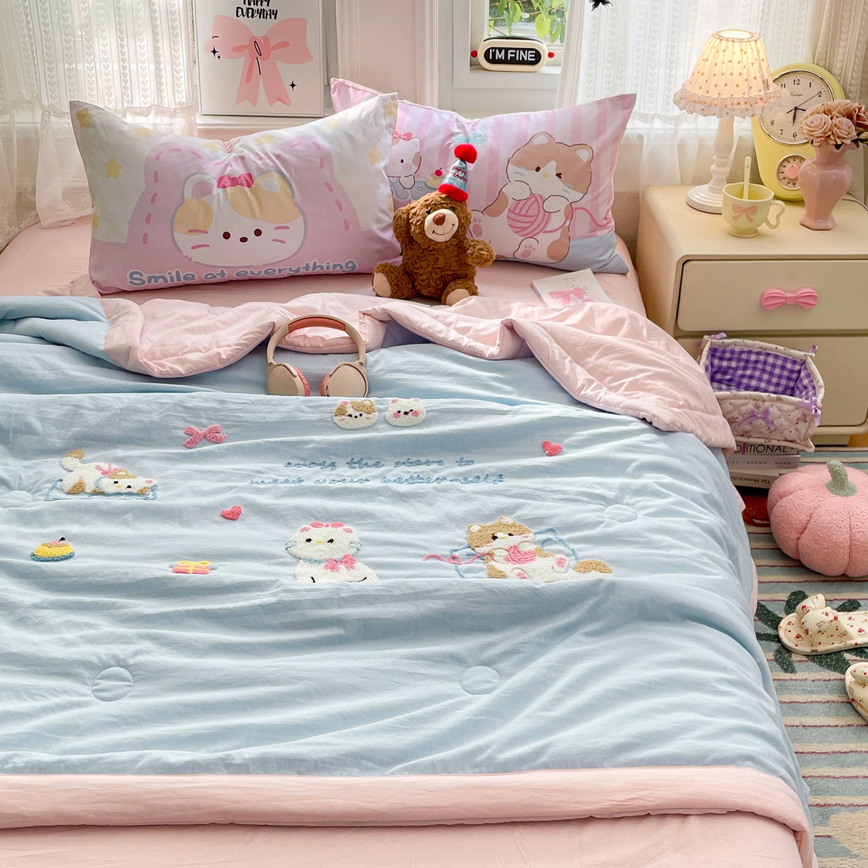 91家纺网 家纺一手货源 找家纺 康纳利 2026新款加厚水洗云朵棉大版毛巾绣夏凉被空调被印花卡通夏被四件套 晚安猫咪