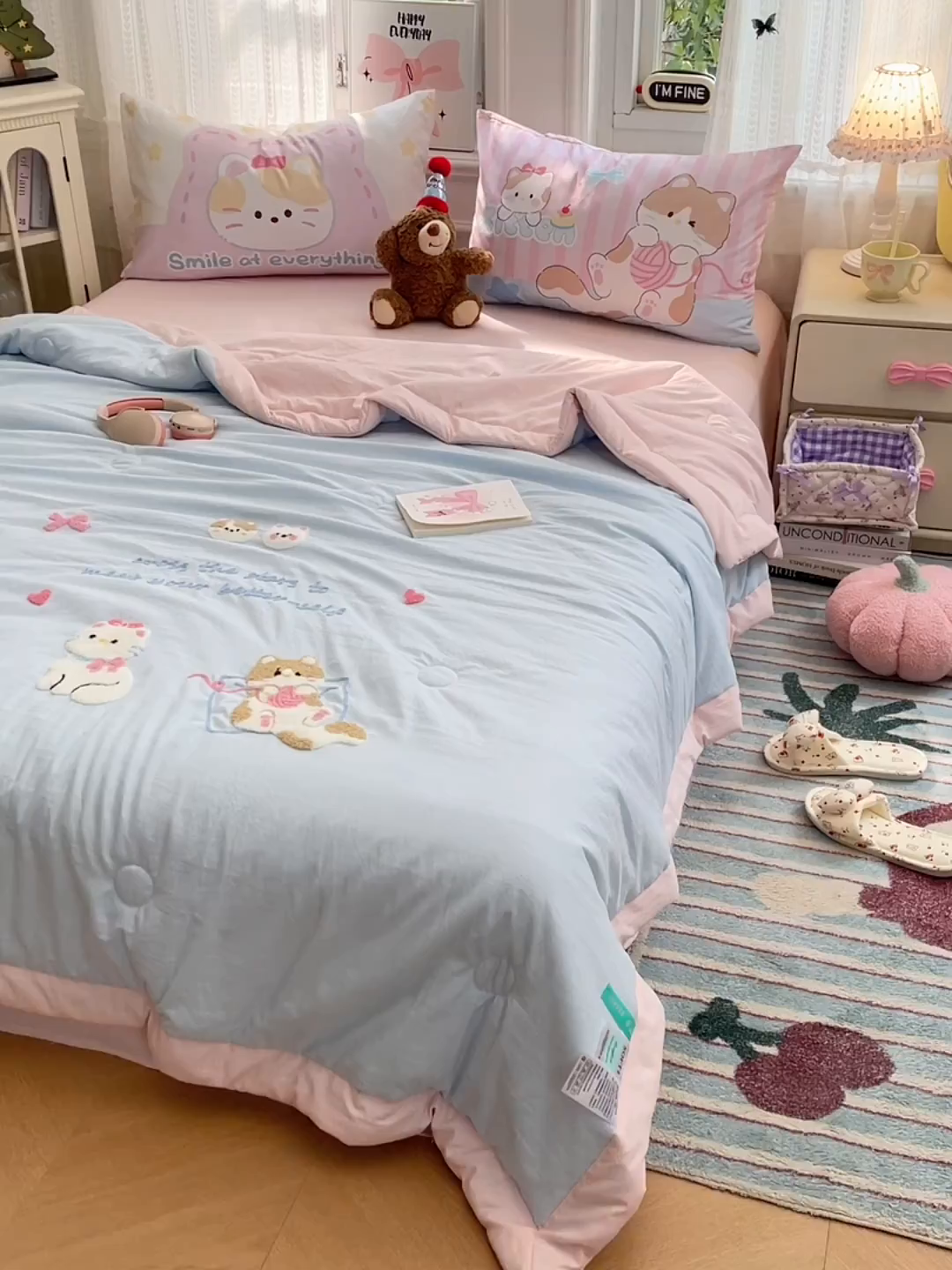 91家纺网 家纺一手货源 找家纺 康纳利 2026新款加厚水洗云朵棉大版毛巾绣夏凉被空调被印花卡通夏被四件套 晚安猫咪