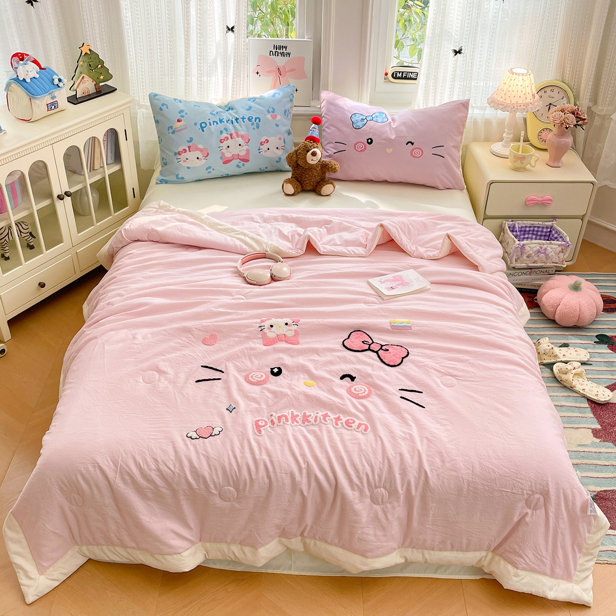 91家纺网 家纺一手货源 找家纺 康纳利 2026新款加厚水洗云朵棉大版毛巾绣夏凉被空调被印花卡通夏被四件套 KT 猫咪-粉