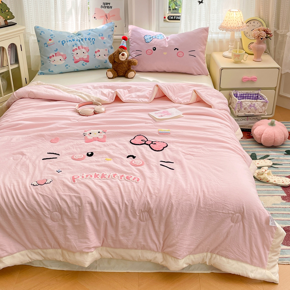 91家纺网 家纺一手货源 找家纺 康纳利 2026新款加厚水洗云朵棉大版毛巾绣夏凉被空调被印花卡通夏被四件套 KT 猫咪-粉