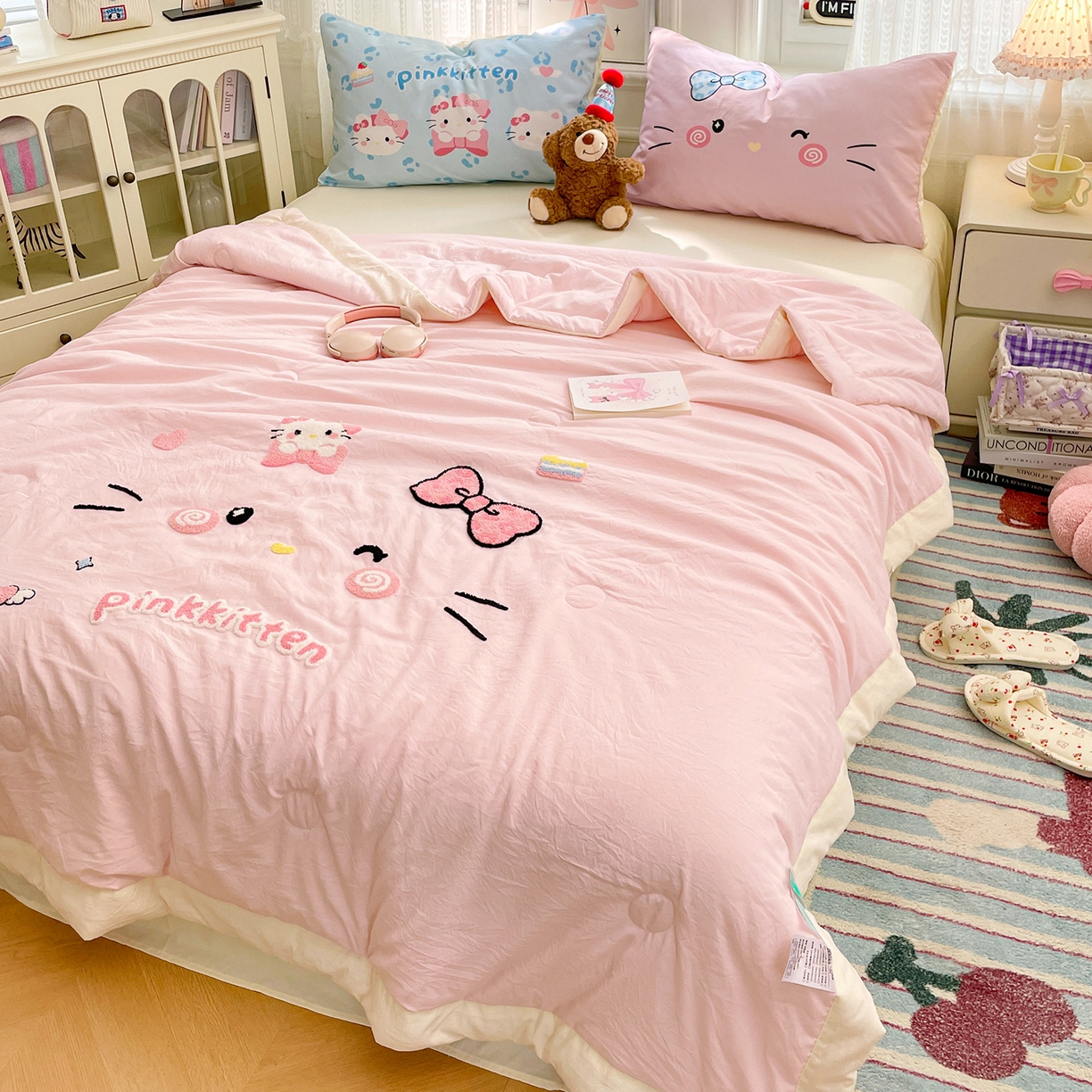 91家纺网 家纺一手货源 找家纺 康纳利 2026新款加厚水洗云朵棉大版毛巾绣夏凉被空调被印花卡通夏被四件套 KT 猫咪-粉