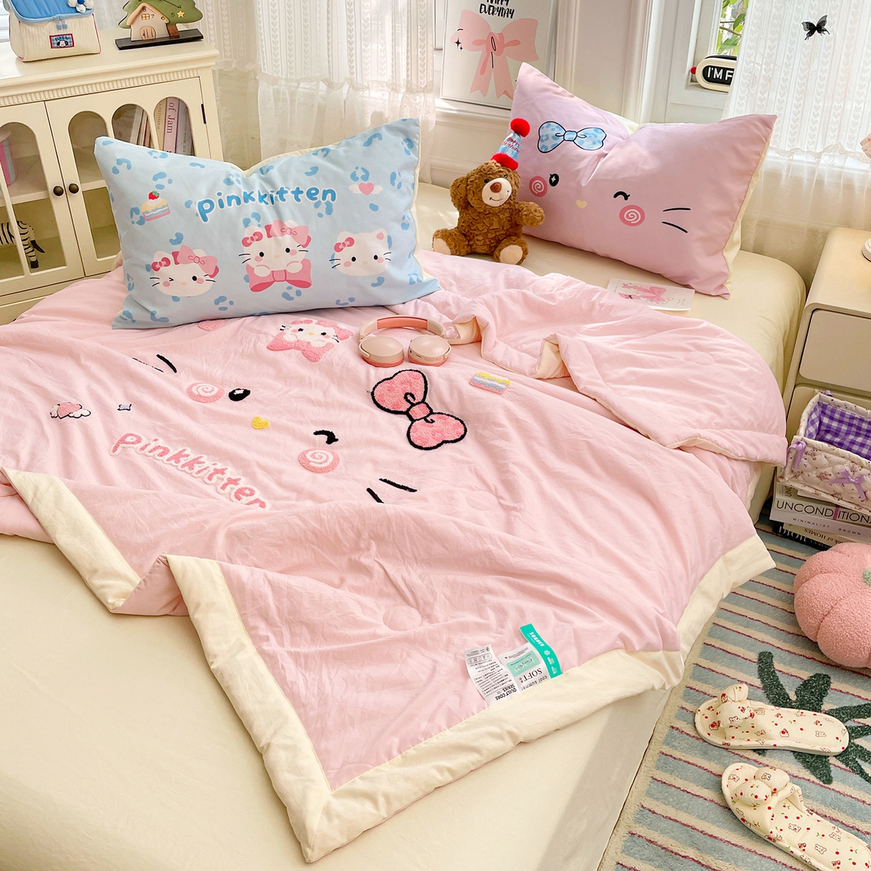 91家纺网 家纺一手货源 找家纺 康纳利 2026新款加厚水洗云朵棉大版毛巾绣夏凉被空调被印花卡通夏被四件套 KT 猫咪-粉