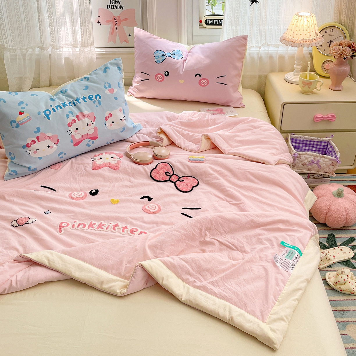 91家纺网 家纺一手货源 找家纺 康纳利 2026新款加厚水洗云朵棉大版毛巾绣夏凉被空调被印花卡通夏被四件套 KT 猫咪-粉