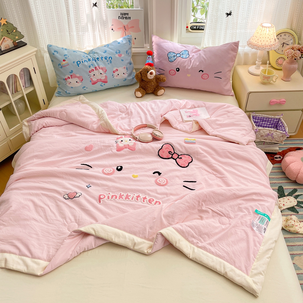 91家纺网 家纺一手货源 找家纺 康纳利 2026新款加厚水洗云朵棉大版毛巾绣夏凉被空调被印花卡通夏被四件套 KT 猫咪-粉