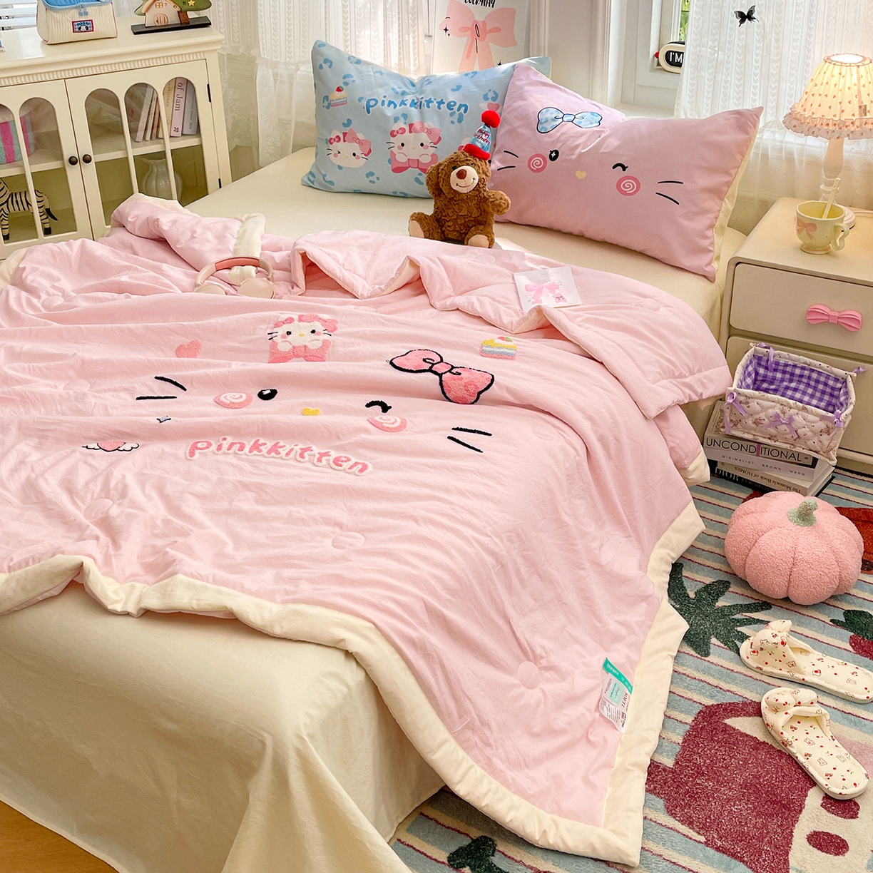 91家纺网 家纺一手货源 找家纺 康纳利 2026新款加厚水洗云朵棉大版毛巾绣夏凉被空调被印花卡通夏被四件套 KT 猫咪-粉