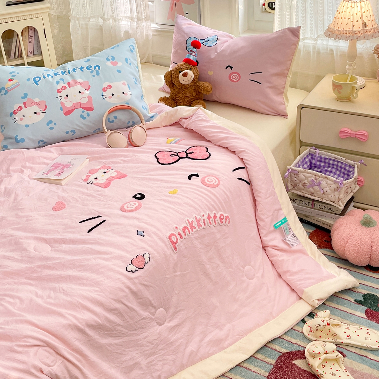 91家纺网 家纺一手货源 找家纺 康纳利 2026新款加厚水洗云朵棉大版毛巾绣夏凉被空调被印花卡通夏被四件套 KT 猫咪-粉