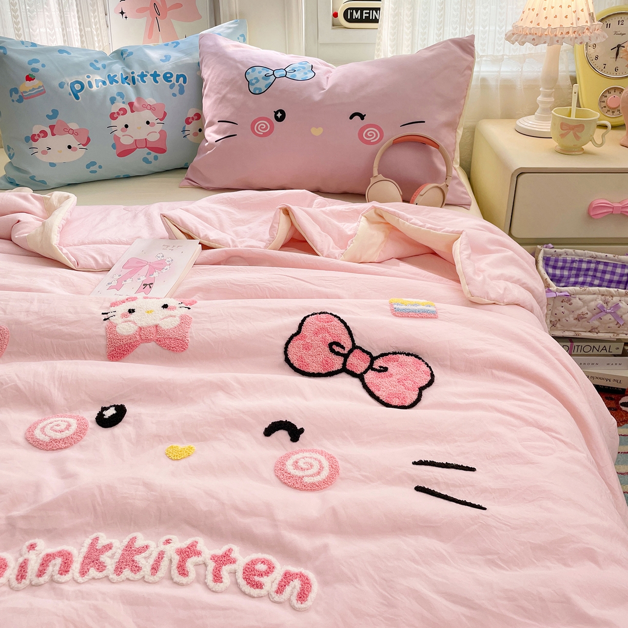 91家纺网 家纺一手货源 找家纺 康纳利 2026新款加厚水洗云朵棉大版毛巾绣夏凉被空调被印花卡通夏被四件套 KT 猫咪-粉