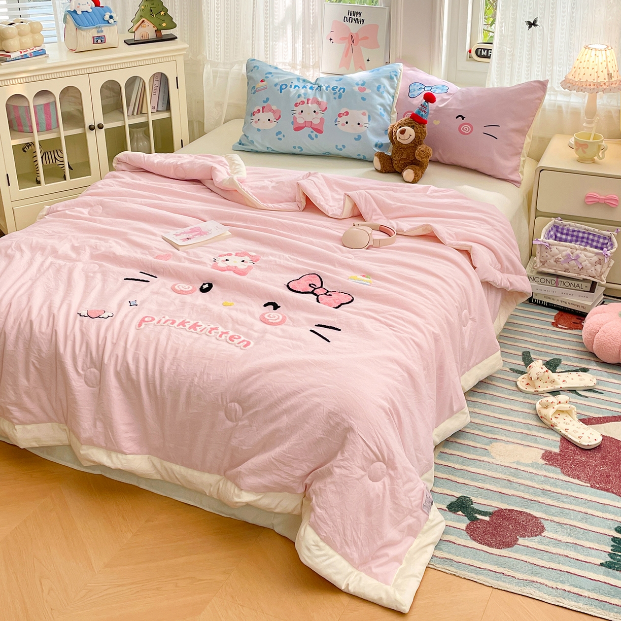 91家纺网 家纺一手货源 找家纺 康纳利 2026新款加厚水洗云朵棉大版毛巾绣夏凉被空调被印花卡通夏被四件套 KT 猫咪-粉