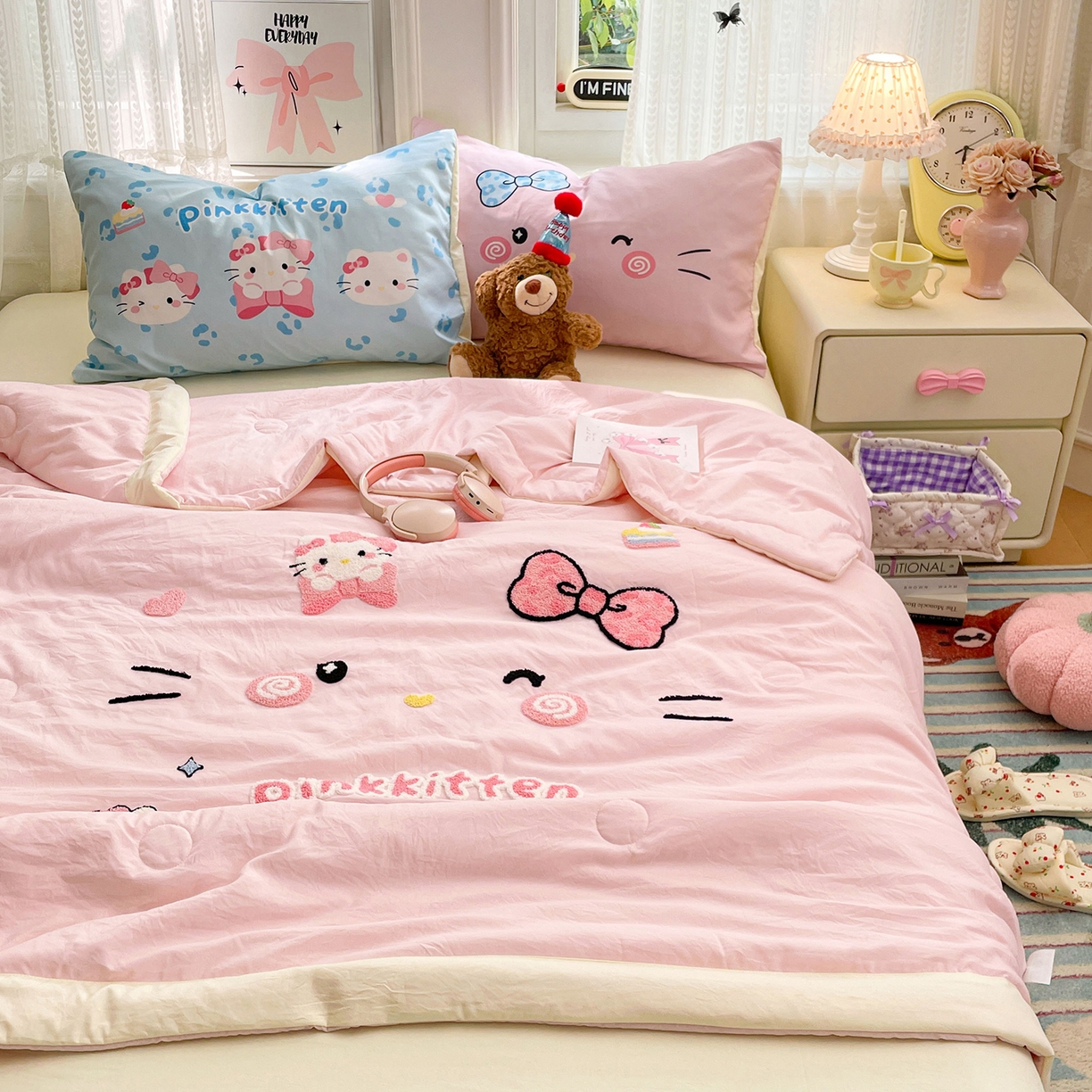 91家纺网 家纺一手货源 找家纺 康纳利 2026新款加厚水洗云朵棉大版毛巾绣夏凉被空调被印花卡通夏被四件套 KT 猫咪-粉