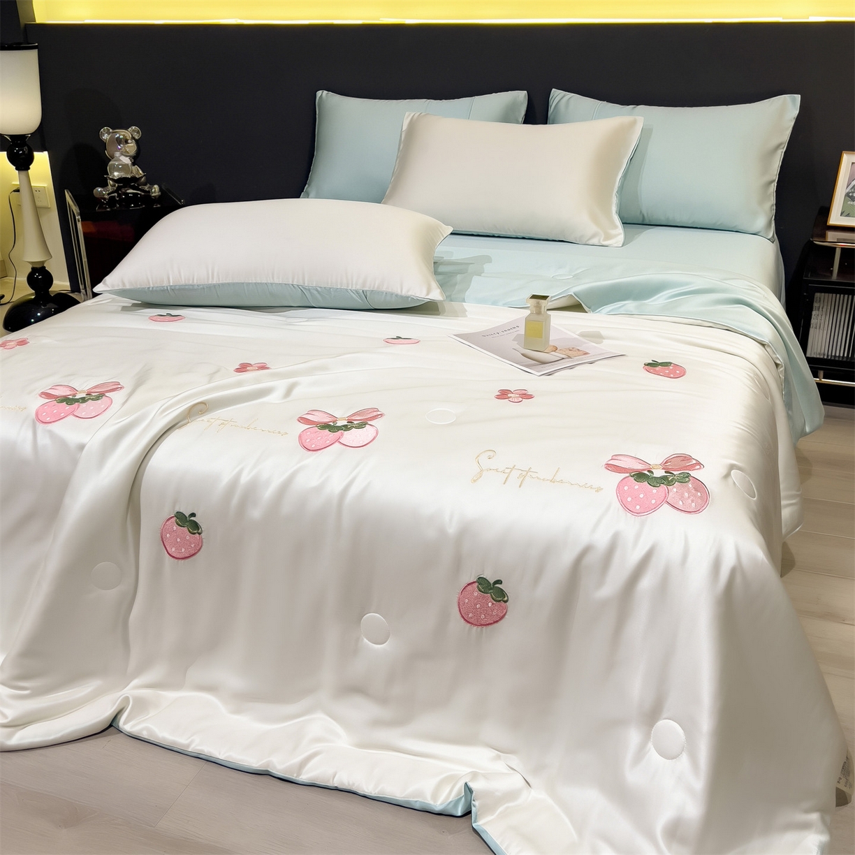 91家纺网 家纺一手货源 找家纺 兄弟坊 2026新款水洗冰丝刺绣夏被夏凉被夏被四件套 草莓好梦-白蓝