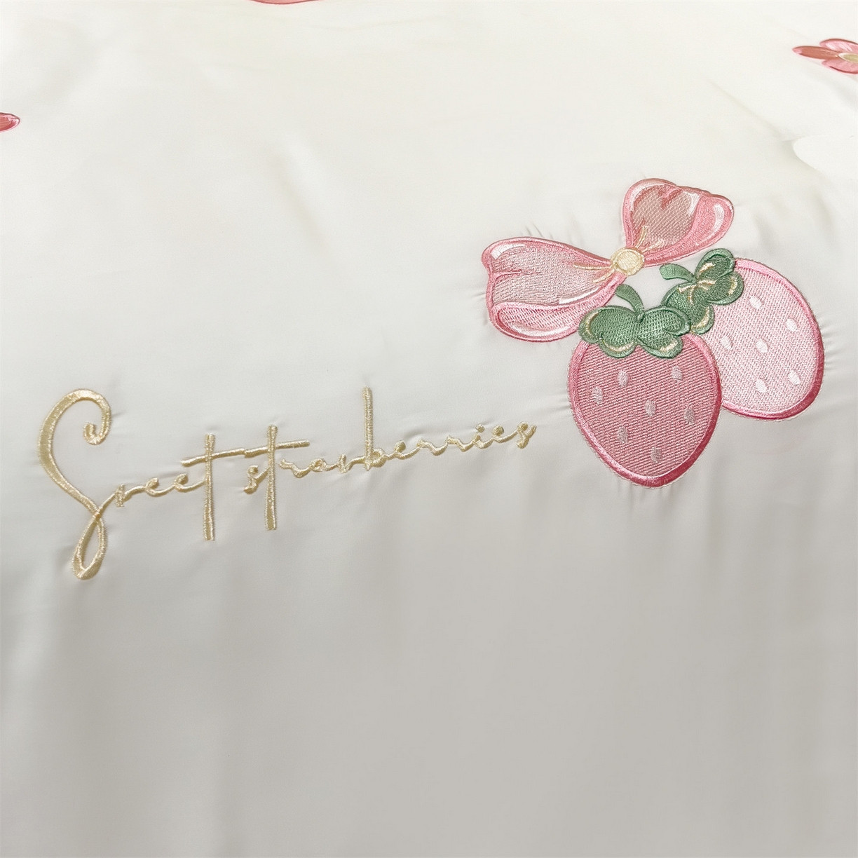 91家纺网 家纺一手货源 找家纺 兄弟坊 2026新款水洗冰丝刺绣夏被夏凉被夏被四件套 草莓好梦-白蓝