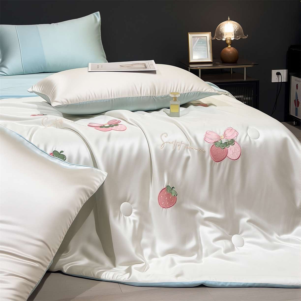 91家纺网 家纺一手货源 找家纺 兄弟坊 2026新款水洗冰丝刺绣夏被夏凉被夏被四件套 草莓好梦-白蓝