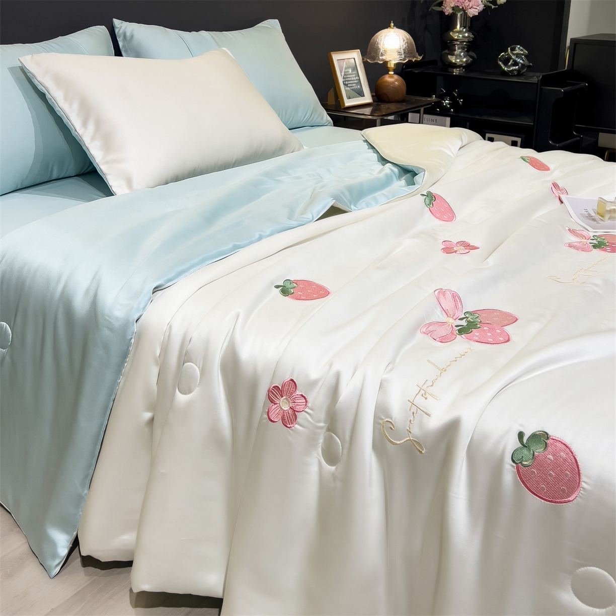 91家纺网 家纺一手货源 找家纺 兄弟坊 2026新款水洗冰丝刺绣夏被夏凉被夏被四件套 草莓好梦-白蓝