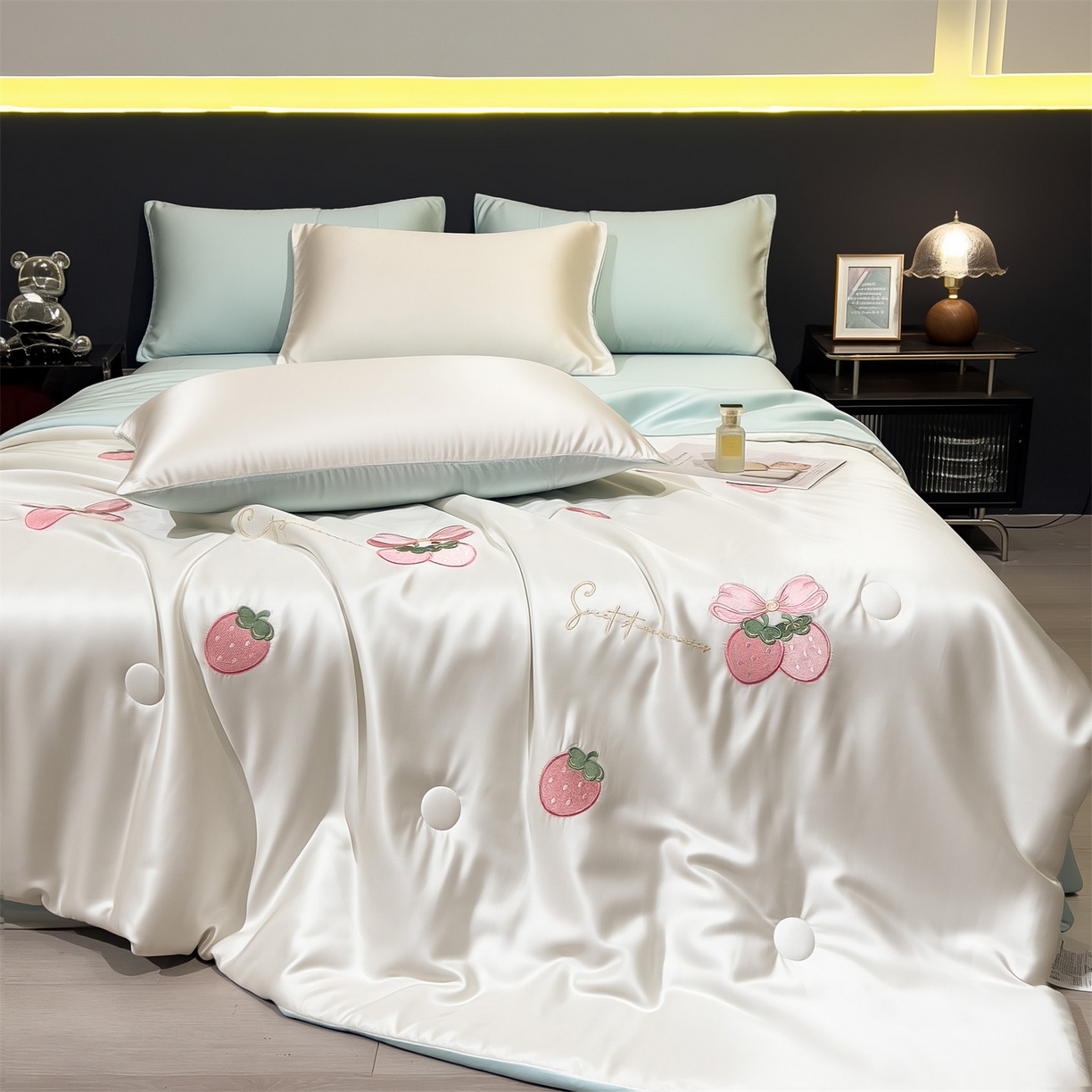 91家纺网 家纺一手货源 找家纺 兄弟坊 2026新款水洗冰丝刺绣夏被夏凉被夏被四件套 草莓好梦-白蓝