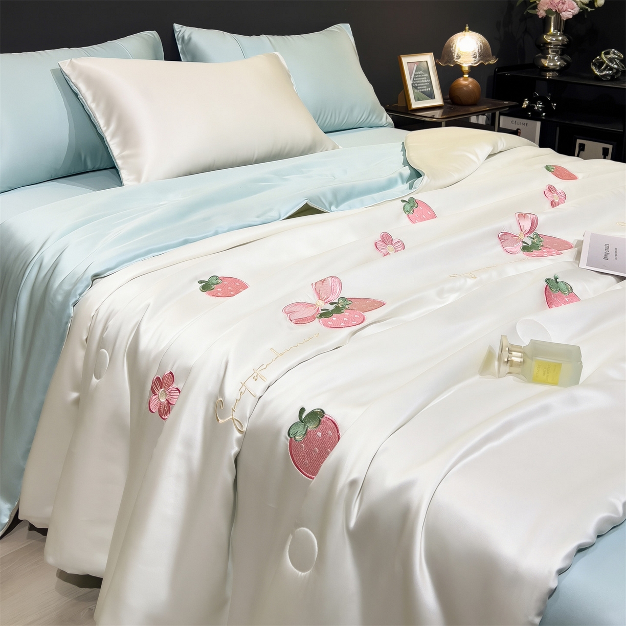 91家纺网 家纺一手货源 找家纺 兄弟坊 2026新款水洗冰丝刺绣夏被夏凉被夏被四件套 草莓好梦-白蓝