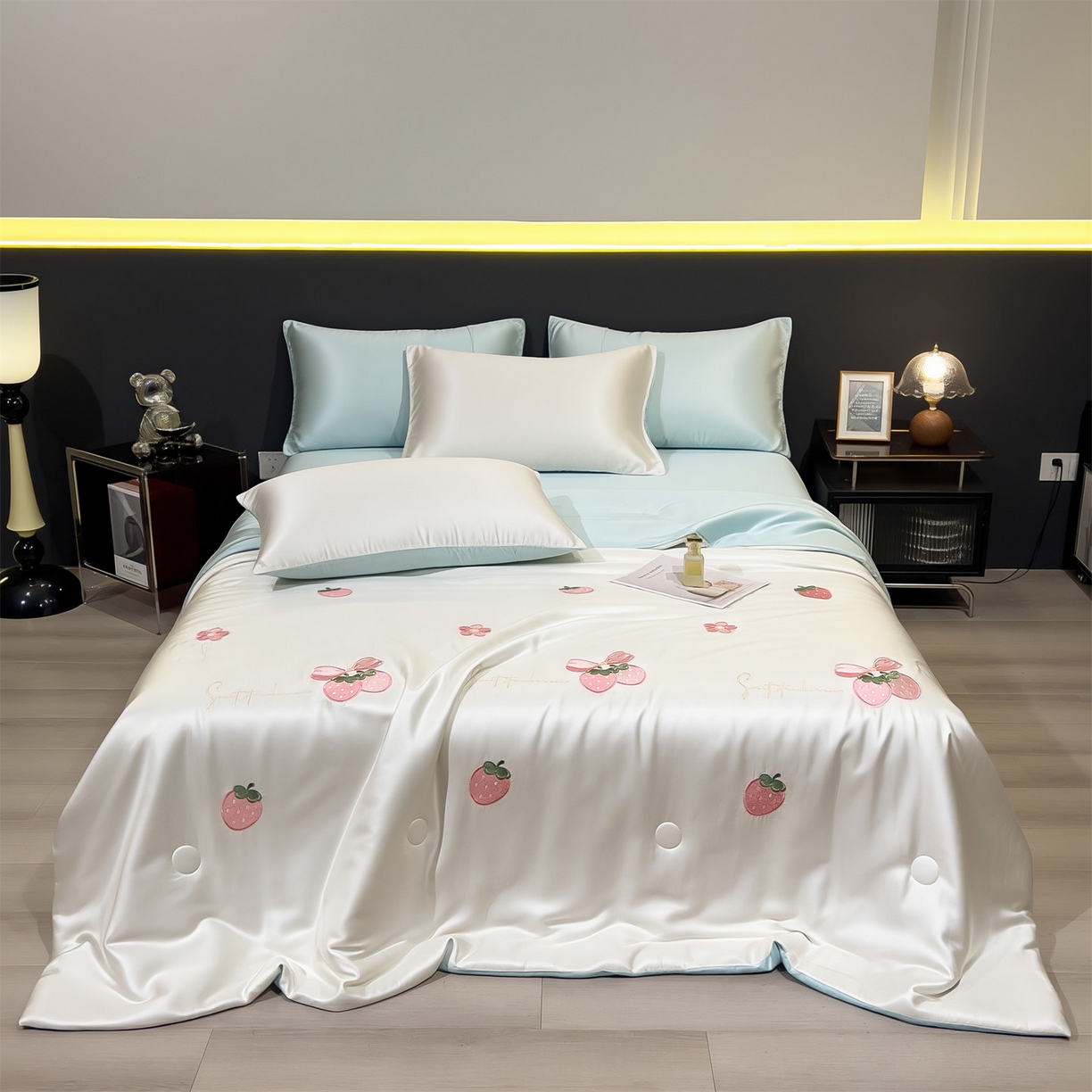 91家纺网 家纺一手货源 找家纺 兄弟坊 2026新款水洗冰丝刺绣夏被夏凉被夏被四件套 草莓好梦-白蓝