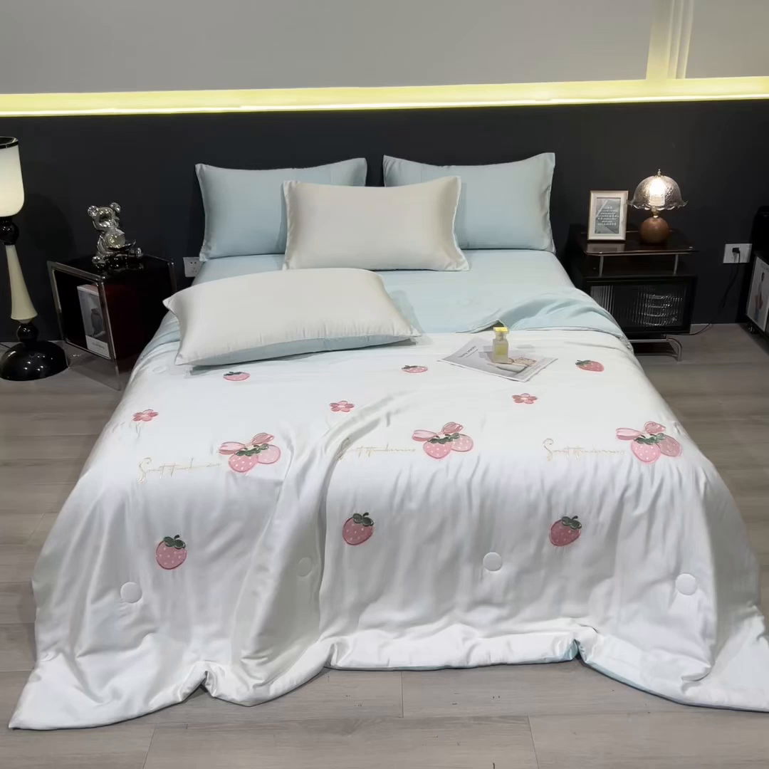 91家纺网 家纺一手货源 找家纺 兄弟坊 2026新款水洗冰丝刺绣夏被夏凉被夏被四件套 草莓好梦-白蓝