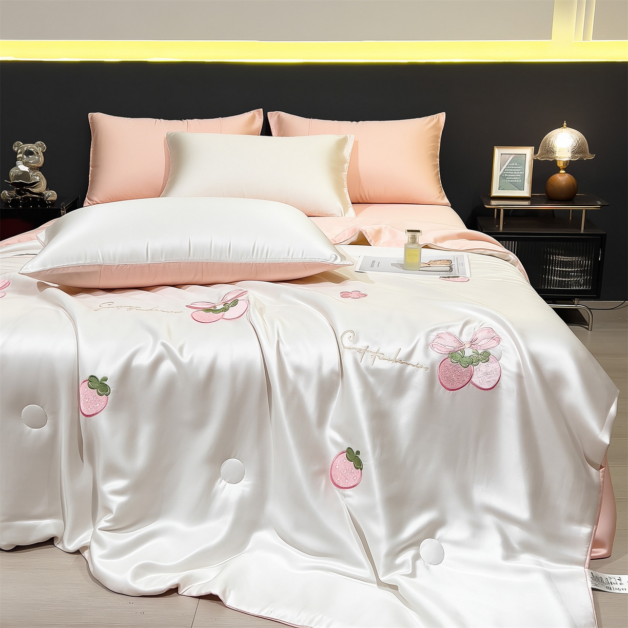 91家纺网 家纺一手货源 找家纺 兄弟坊 2026新款水洗冰丝刺绣夏被夏凉被夏被四件套 草莓好梦-白色