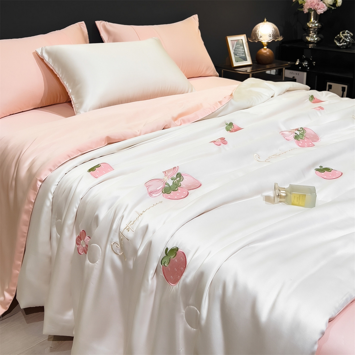 91家纺网 家纺一手货源 找家纺 兄弟坊 2026新款水洗冰丝刺绣夏被夏凉被夏被四件套 草莓好梦-白色