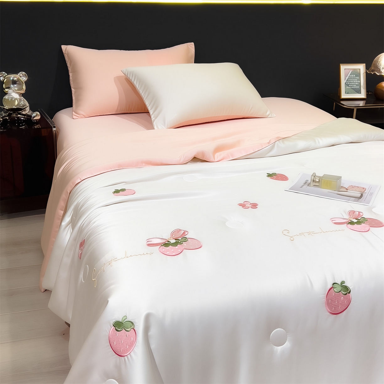 91家纺网 家纺一手货源 找家纺 兄弟坊 2026新款水洗冰丝刺绣夏被夏凉被夏被四件套 草莓好梦-白色