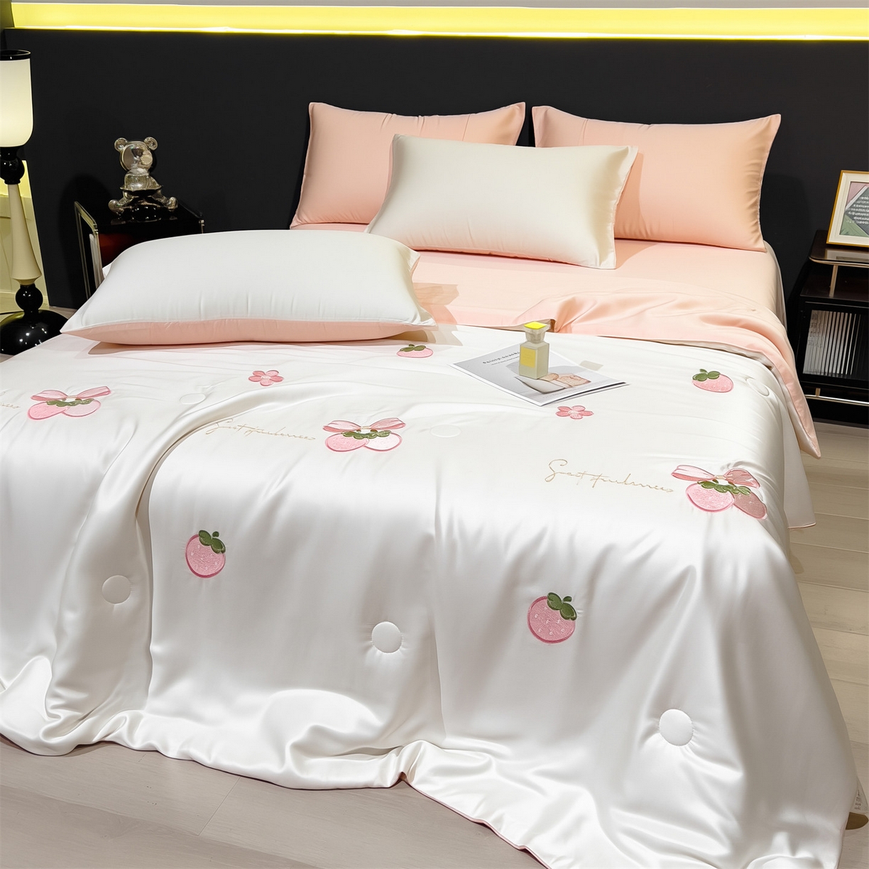 91家纺网 家纺一手货源 找家纺 兄弟坊 2026新款水洗冰丝刺绣夏被夏凉被夏被四件套 草莓好梦-白色