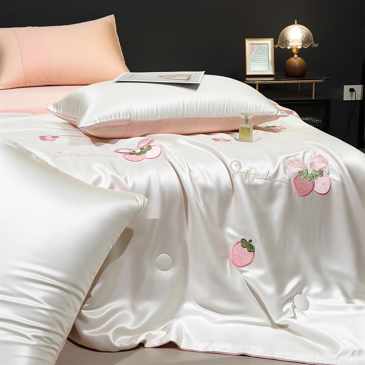 91家纺网 家纺一手货源 找家纺 兄弟坊 2026新款水洗冰丝刺绣夏被夏凉被夏被四件套 草莓好梦-白色