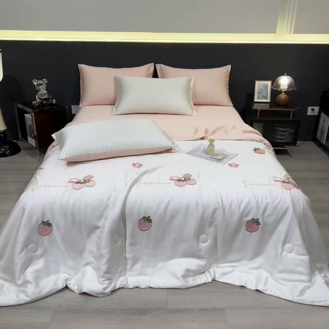 91家纺网 家纺一手货源 找家纺 兄弟坊 2026新款水洗冰丝刺绣夏被夏凉被夏被四件套 草莓好梦-白色