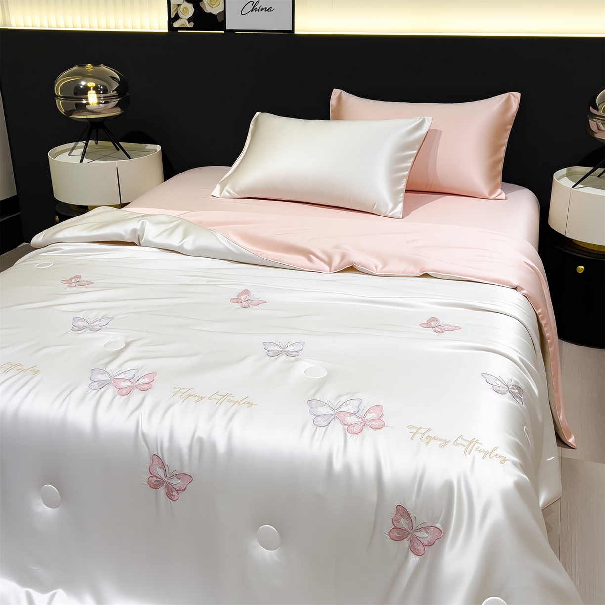 91家纺网 家纺一手货源 找家纺 兄弟坊 2026新款水洗冰丝刺绣夏被夏凉被夏被四件套 蝴蝶-白粉