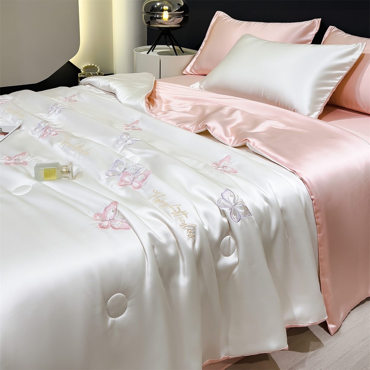 91家纺网 家纺一手货源 找家纺 兄弟坊 2026新款水洗冰丝刺绣夏被夏凉被夏被四件套 蝴蝶-白粉