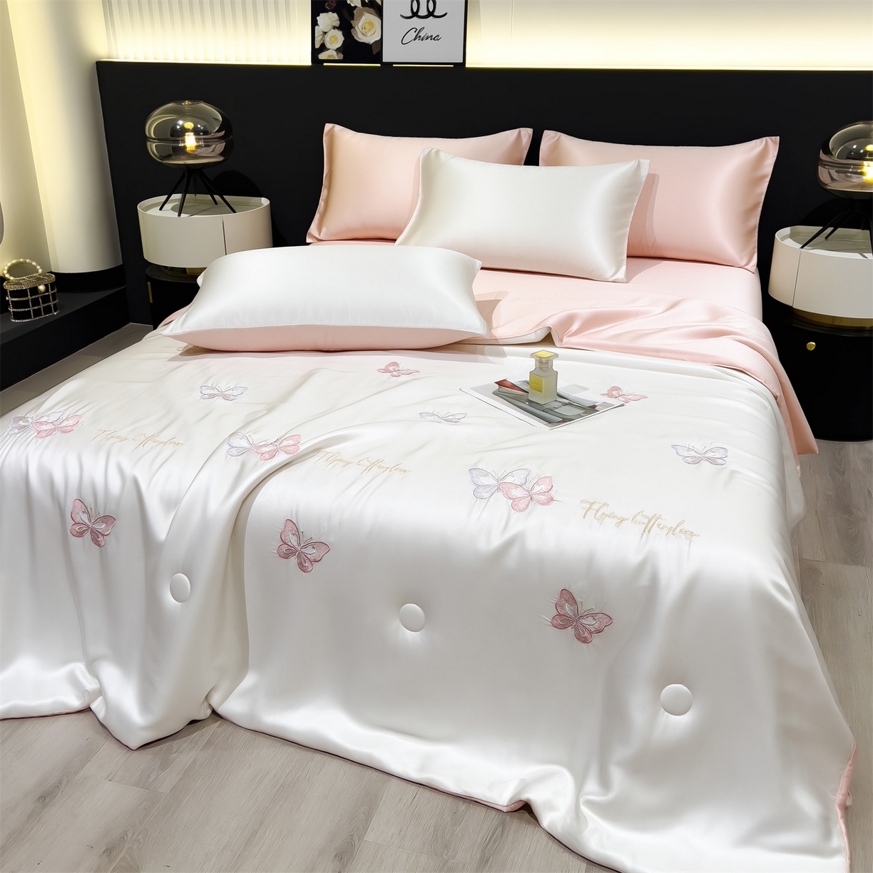 91家纺网 家纺一手货源 找家纺 兄弟坊 2026新款水洗冰丝刺绣夏被夏凉被夏被四件套 蝴蝶-白粉