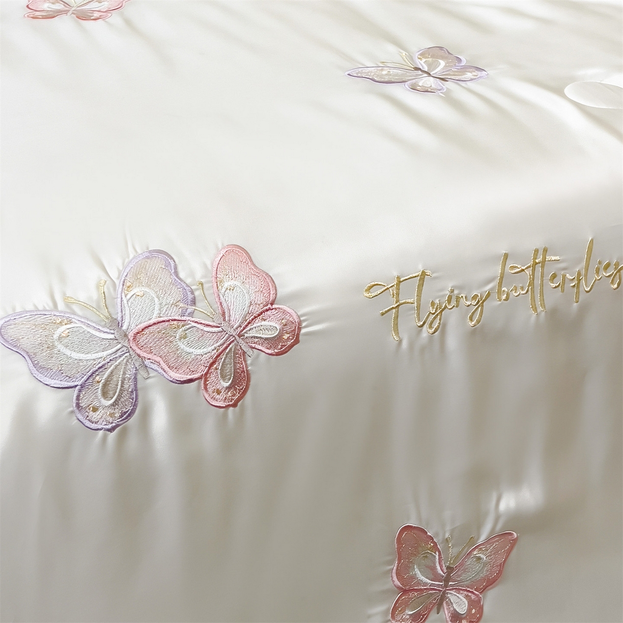 91家纺网 家纺一手货源 找家纺 兄弟坊 2026新款水洗冰丝刺绣夏被夏凉被夏被四件套 蝴蝶-白粉