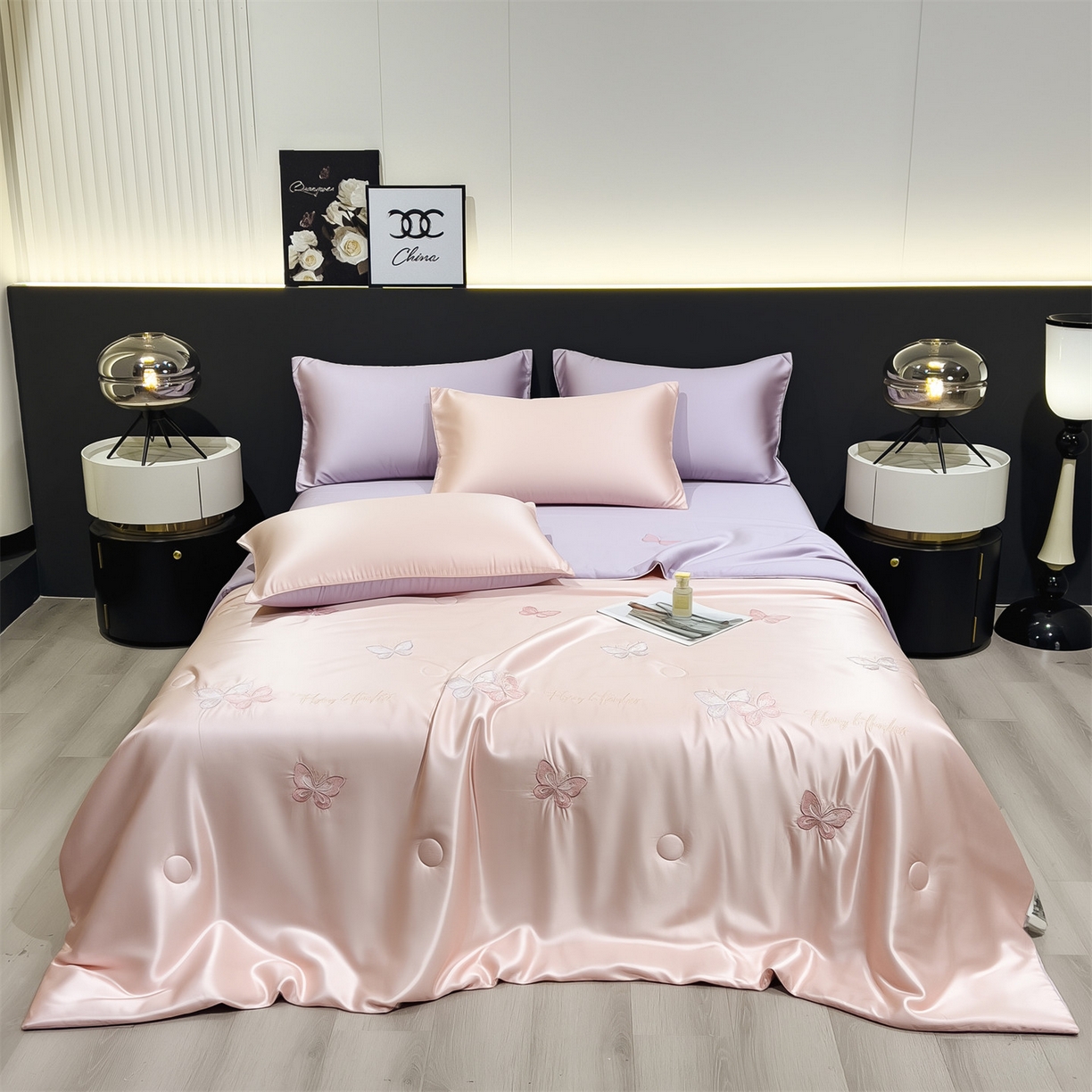 91家纺网 家纺一手货源 找家纺 兄弟坊 2026新款水洗冰丝刺绣夏被夏凉被夏被四件套 蝴蝶-淡粉